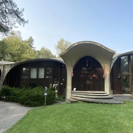 House Of The Future In The Woods Of West Lansing Bed & Breakfast